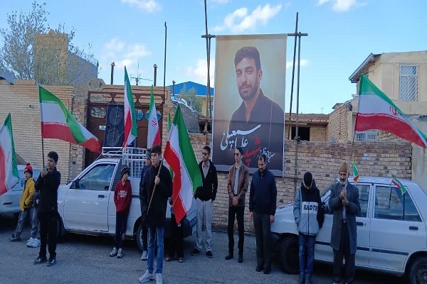 طرح «آبروی محله، افتخار کوچه» با تجلیل از خانواده شهید «علی اسماعیلی» در شهربابک اجرا شد+ تصاویر