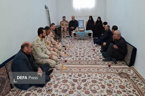 ديدار فرمانده مرزبانی استان اردبيل با خانواده شهید اقتدار در مشگینشهر ديدار فرمانده مرزبانی استان اردبيل با خانواده شهید اقتدار در مشگینشهر