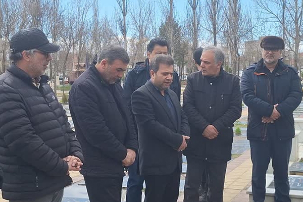 تصاویر/ ادای احترام هنرمندان اردبیل به شهدای جنگ رمضان و مفاخر فقید عرصه هنر