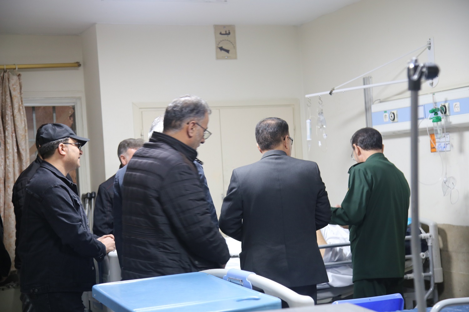 سردار وحیدی به همراه معاون مهندسی و رئیس سازمان امور موزه‌های بنیاد از مجروحان جنگ رمضان عیادت کردند