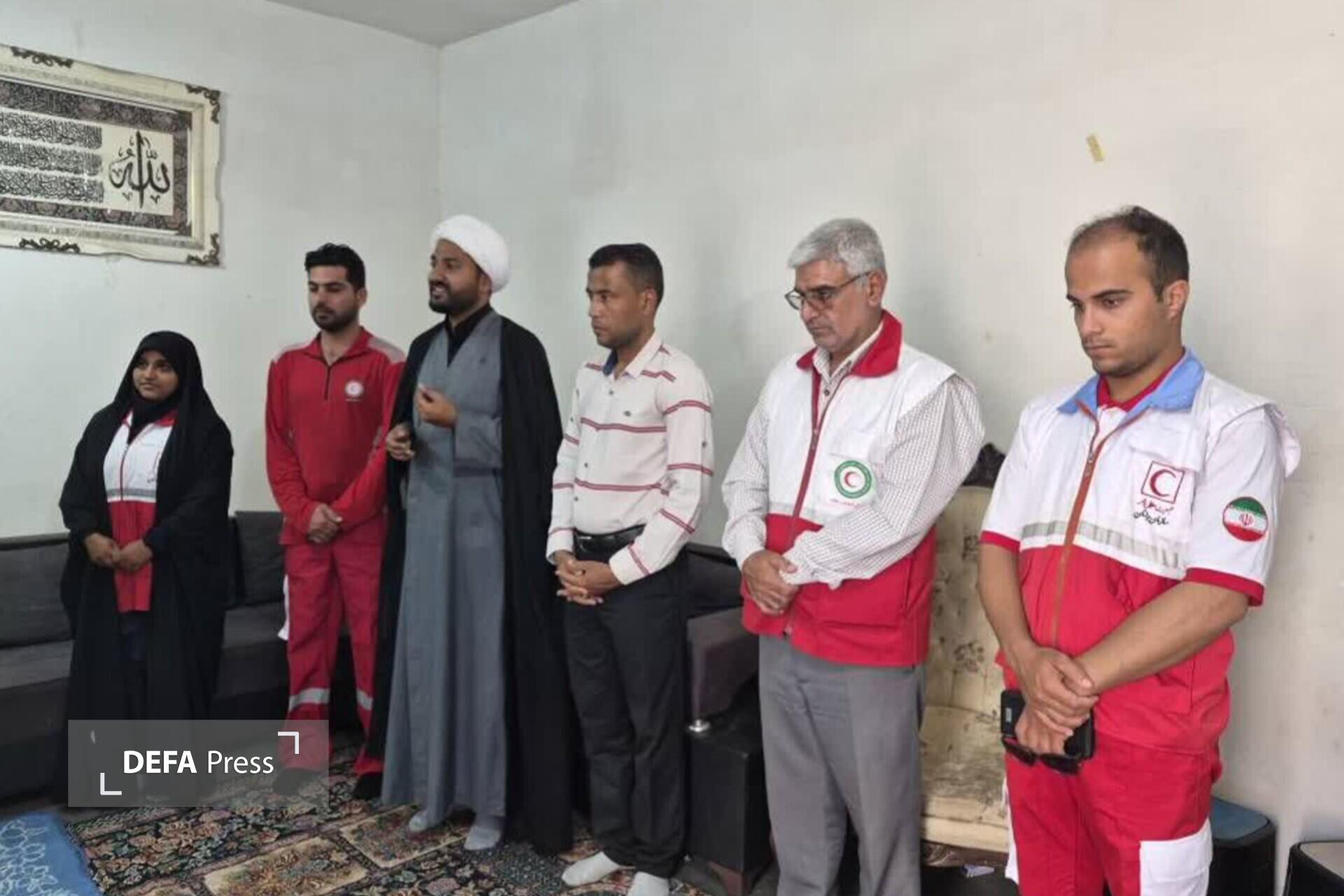 دیدار هلال پوشان جمعیت هلال احمر از خانواده شهدای جنگ رمضان درشهرستان بندرلنگه