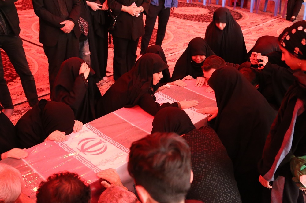 تصاویر/ وداع جانسوز با خلبان شهید محمد رحیمیان در اراک