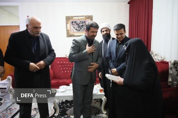 دیدار استاندار همدان با خانواده شهید «علی‌اصغر وهابی» در رزن + تصاویر