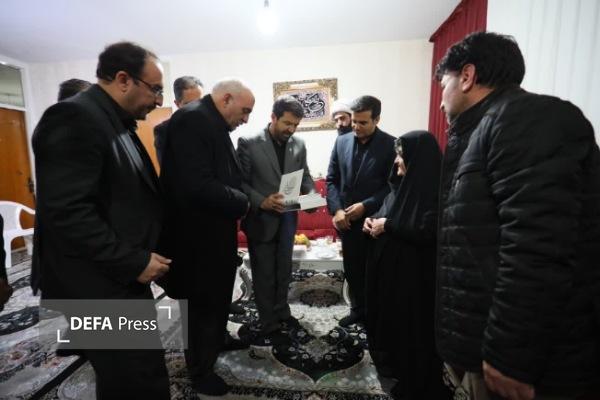 دیدار استاندار همدان با خانواده شهید «علی‌اصغر وهابی» در رزن + تصاویر