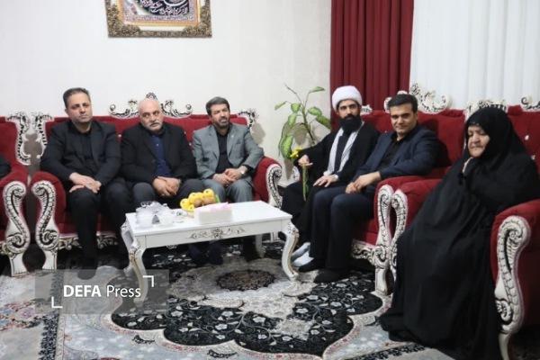 دیدار استاندار همدان با خانواده شهید «علی‌اصغر وهابی» در رزن + تصاویر
