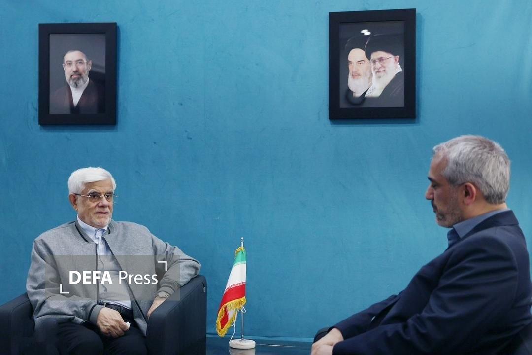 عارف: فشار اقتصادی بر مردم و کسب‌وکار‌ها به حداقل برسد