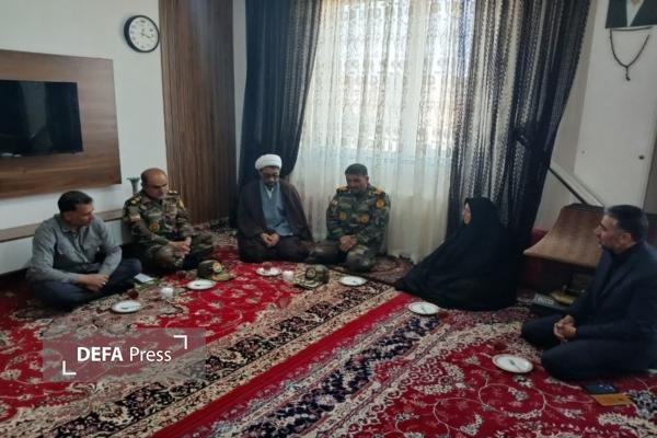 ارشد نظامی آجا در استان‌های قزوین و زنجان با خانواده شهید هدایت دانشور دیدار کرد