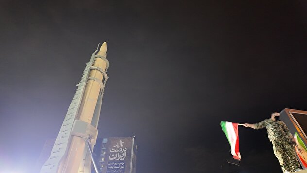 فیلم/ میهمان بسیار ویژه امشب مردم حاضر در میدان ونک تهران