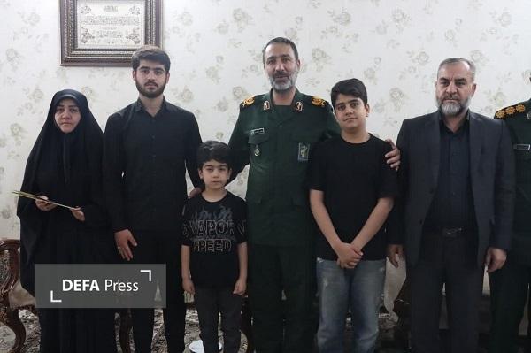 دیدار فرمانده سپاه حضرت روح‌الله استان مرکزی با خانواده شهیدان امیدواری و حسیبی قاسم‌آبادی