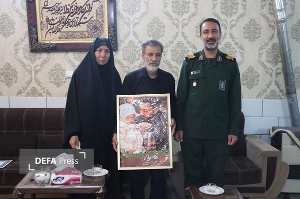 دیدار فرمانده سپاه حضرت روح‌الله استان مرکزی با خانواده شهیدان امیدواری و حسیبی قاسم‌آبادی