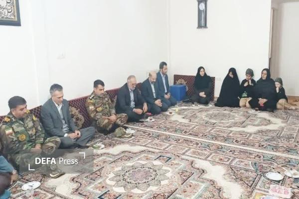 فرمانده لشکر ۱۶ زرهی قزوین با حضور در منزل شهید دانشور، از دختران شهید تجلیل کرد