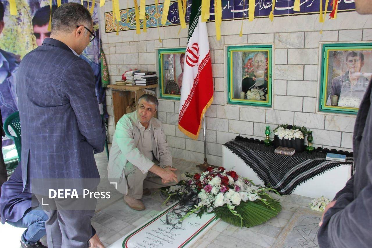 ادای احترام رئیس سازمان انرژی اتمی به شهید پاکپور
