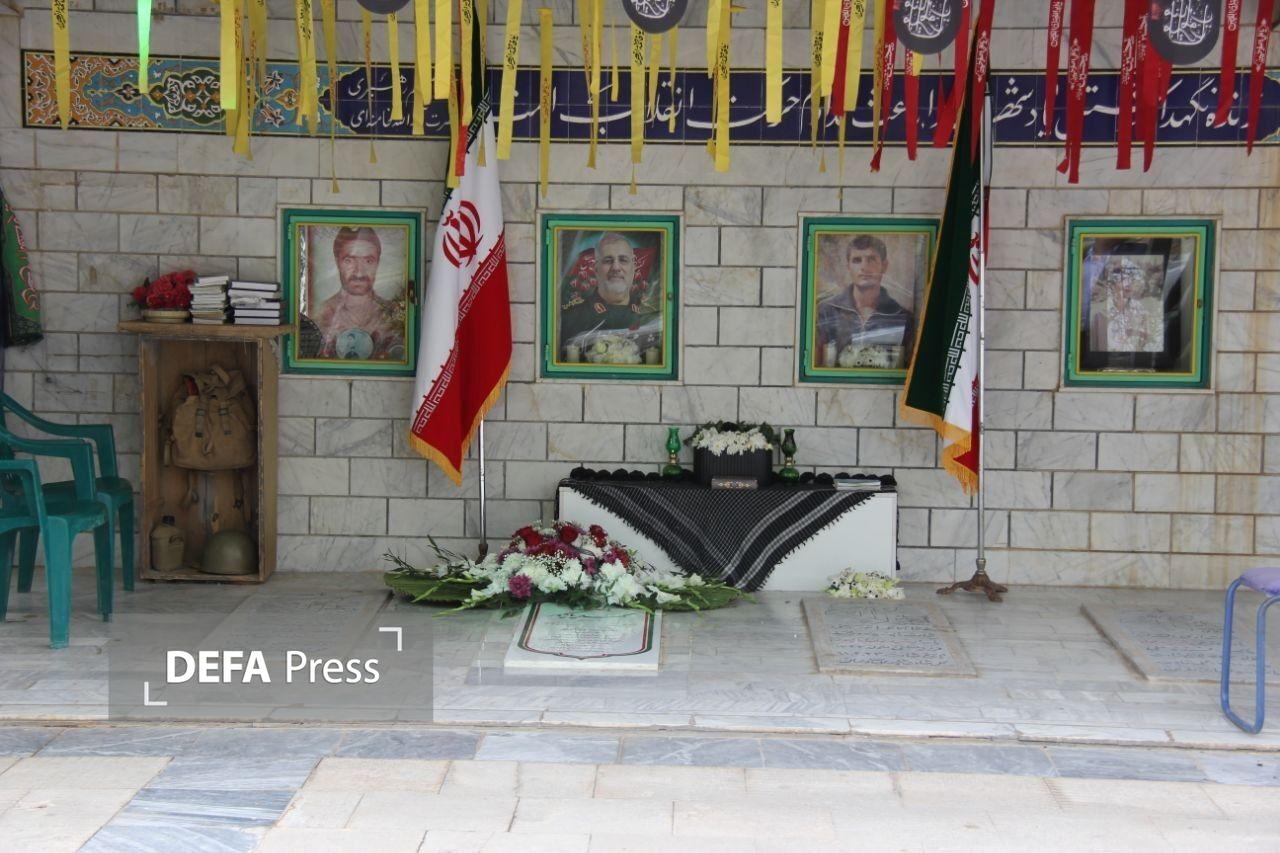 ادای احترام رئیس سازمان انرژی اتمی به شهید پاکپور