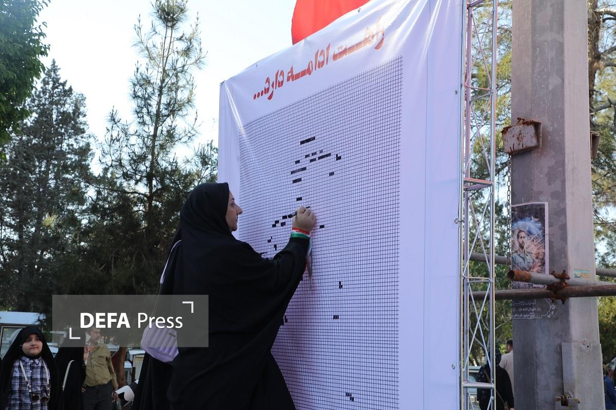 اولین نقاشی تعاملی چهره امام شهید در گلزار مطهر شهدا بهشت زهرا تکمیل شد