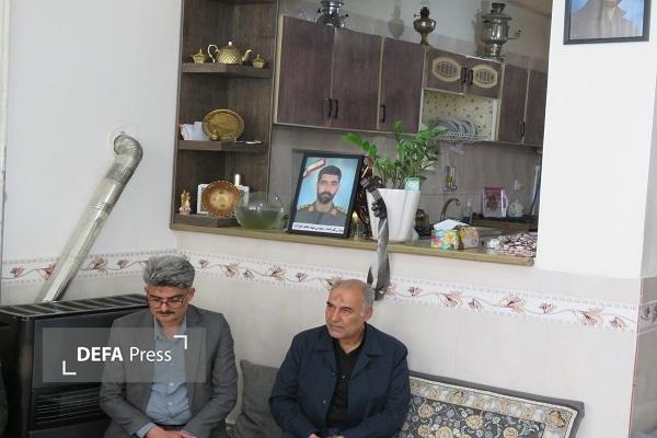 دیدار سرهنگ جوان با خانواده شهدای جنگ تحمیلی ۱۲ روزه و جنگ رمضان دیار سربداران+ تصاویر