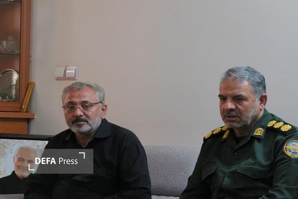 دیدار سرهنگ جوان با خانواده شهدای جنگ تحمیلی ۱۲ روزه و جنگ رمضان دیار سربداران+ تصاویر