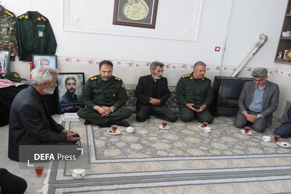 دیدار سرهنگ جوان با خانواده شهدای جنگ تحمیلی ۱۲ روزه و جنگ رمضان دیار سربداران+ تصاویر