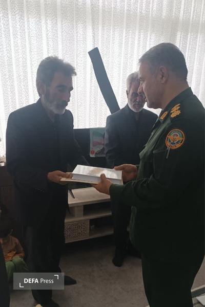 دیدار سرهنگ جوان با خانواده شهدای جنگ تحمیلی ۱۲ روزه و جنگ رمضان دیار سربداران+ تصاویر