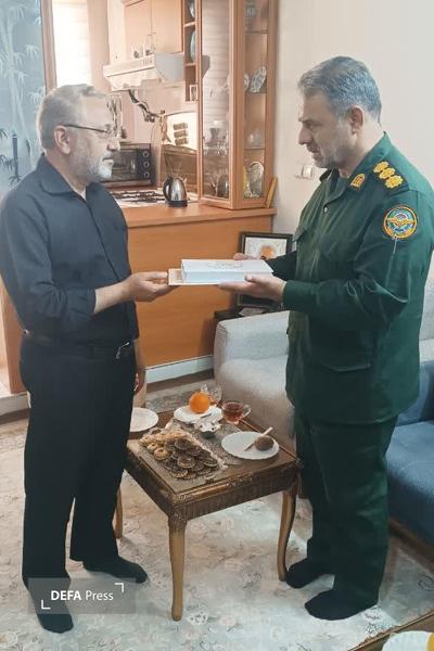 دیدار سرهنگ جوان با خانواده شهدای جنگ تحمیلی ۱۲ روزه و جنگ رمضان دیار سربداران+ تصاویر