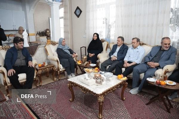 دیدار استاندار زنجان با هنرمند جانباز «رضا نجفی» دیدار استاندار زنجان با هنرمند جانباز «رضا نجفی»