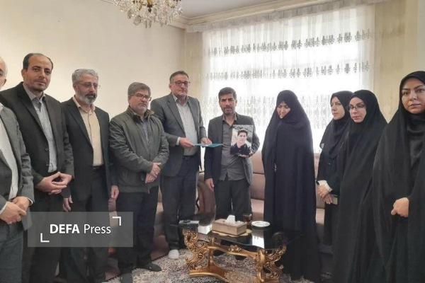 دیدار مسئولان دانشگاه آزاد همدان با خانواده شهید دانشجو «اسماعیل زهدی»