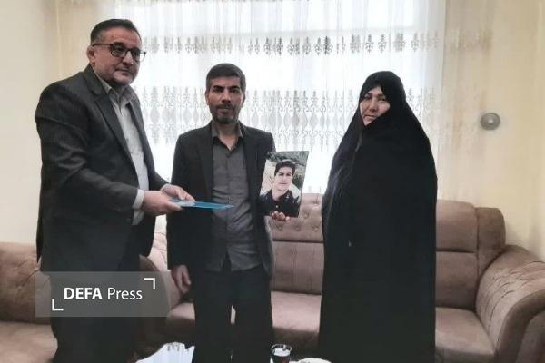 دیدار مسئولان دانشگاه آزاد همدان با خانواده شهید دانشجو «اسماعیل زهدی»