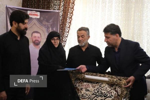 دیدار مدیرکل ورزش و جوانان همدان با خانواده شهید ورزشکار «محمدمهدی فرهادی رامین»