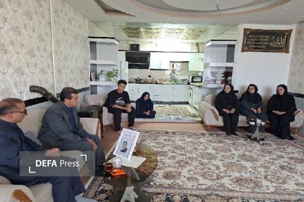مدیرکل تعاون و کار و رفاه اجتماعی کردستان با خانواده شهید کارگری دیدار کرد