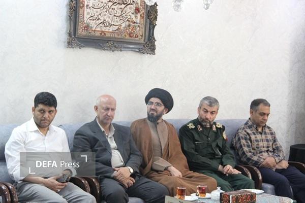 مدیر کل حفظ آثار و نشر ارز شهای دفاع مقدس و مقاومت استان سمنان و با خانواده شهید «محمد باصری» مدیر کل حفظ آثار و نشر ارز شهای دفاع مقدس و مقاومت استان سمنان و با خانواده شهید «محمد باصری»
