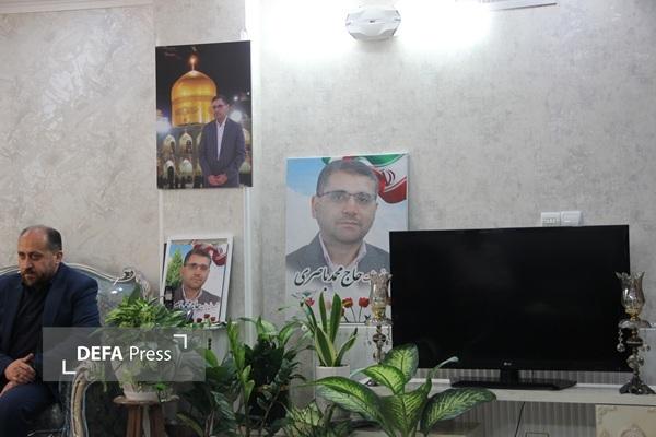 مدیر کل حفظ آثار و نشر ارز شهای دفاع مقدس و مقاومت استان سمنان و با خانواده شهید «محمد باصری» مدیر کل حفظ آثار و نشر ارز شهای دفاع مقدس و مقاومت استان سمنان و با خانواده شهید «محمد باصری»