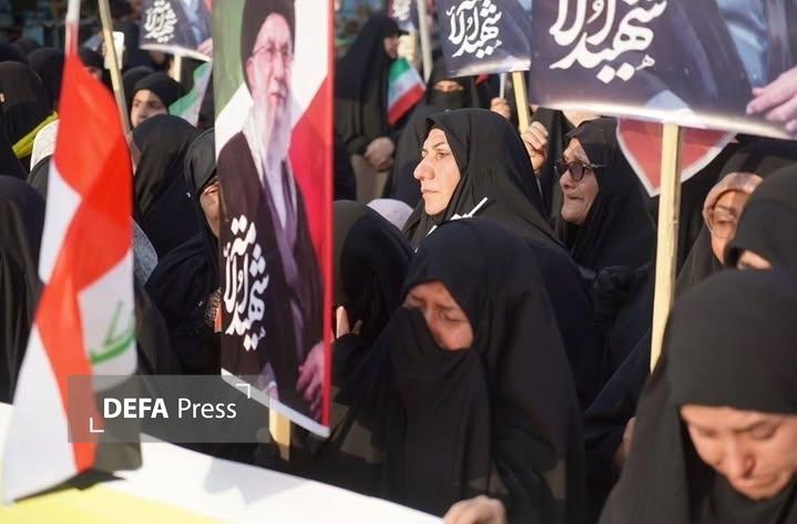 زنان عراقی در کاظمیه؛ راهپیمایی «با شما در جنگ و صلح» و پیام همبستگی با ایران+ عکس و فیلم