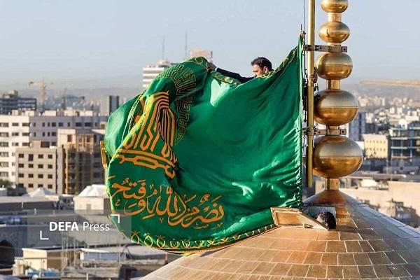 تعویض پوش ضریح و پرچم گنبد منور رضوی در صبح میلاد حضرت رضا (ع)