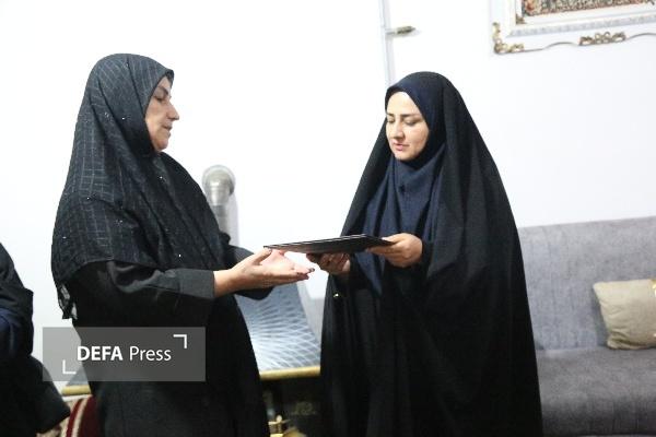 دیدار مدیرکل امور بانوان استانداری کهگیلویه و بویراحمد با خانواده شهیده «یکتا امیریان» در یاسوج+ تصاویر