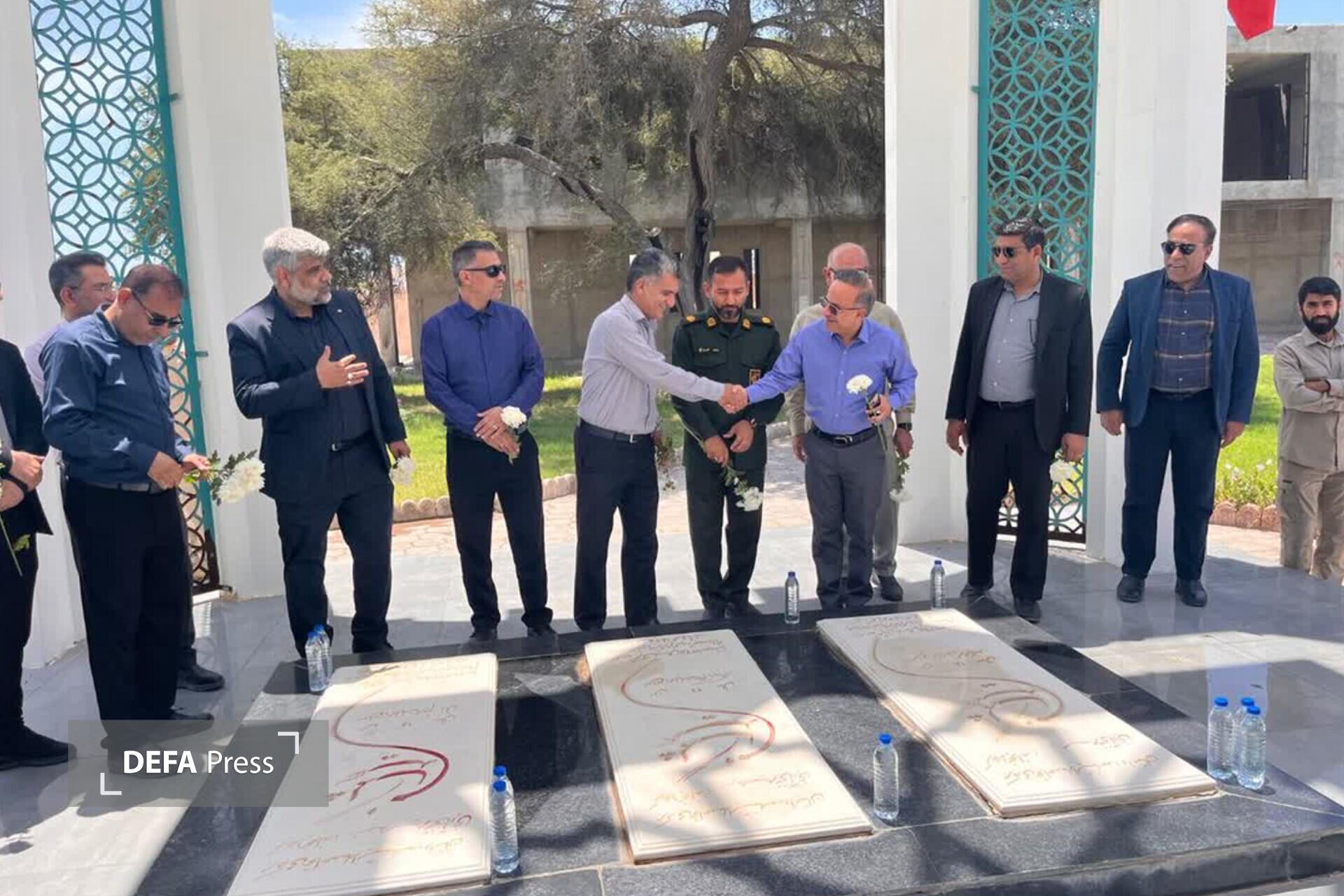 مراسم تقدیر از کارگران نمونه شهرداری بندرکنگ مراسم تقدیر از کارگران نمونه شهرداری بندرکنگ