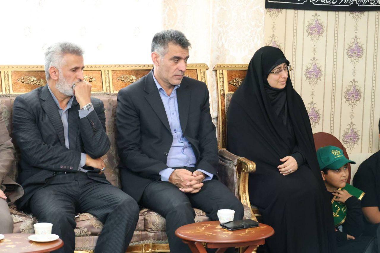 دیدار عضو شواری شهر با خانواده شهید جنگ رمضان
