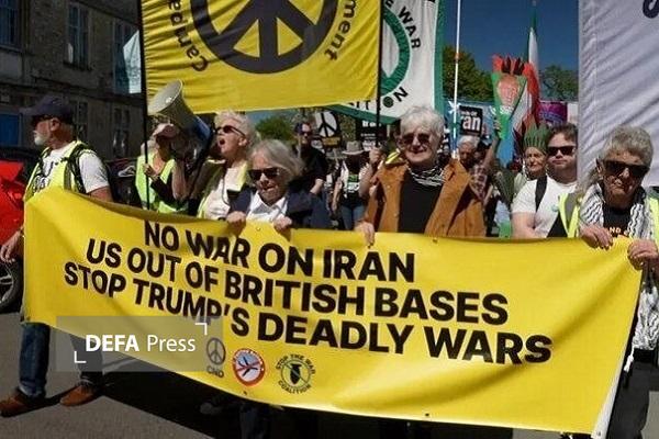 تصاویر کودکان ایرانی در دست معترضان انگلیسی مقابل پایگاه فیرفورد