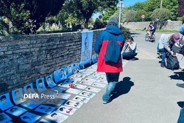تصاویر کودکان ایرانی در دست معترضان انگلیسی مقابل پایگاه فیرفورد