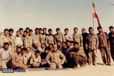 شهید حسین عزیزی، نشسته از سمت چپ دومین نفر