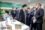 بازدید رهبر معظم انقلاب اسلامی از نمایشگاه توانمندی‌های صنعتی در حسینیه‌ی امام خمینی (ره)