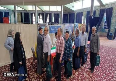 در بخش پایانی برنامه‌ها، فرماندهان و کارکنان مرکز آموزش درجه‌داری اراک در نماز جمعه حضور یافتند و با برپایی ایستگاه صلواتی و پذیرایی از نمازگزاران، همچنین ایجاد میز خدمت شامل مشاوره‌های استخدامی در ارتش و ارائه خدمات پزشکی، به اقشار مختلف مردم خدمت‌رسانی کردند.

