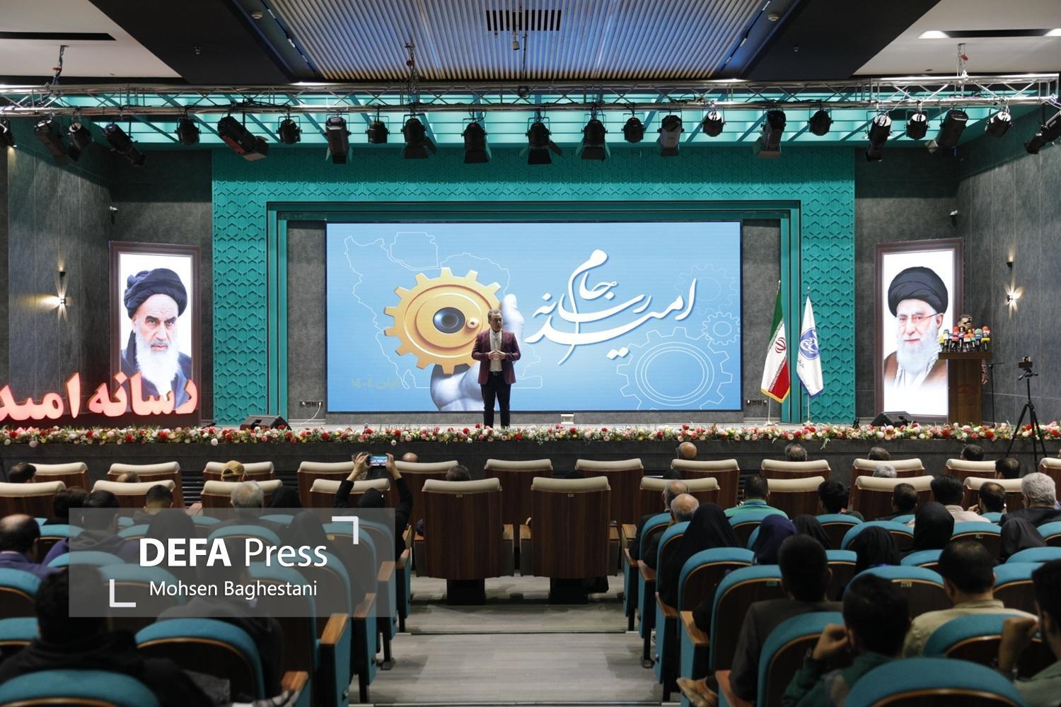 Церемония открытия фестиваля «Кубок Надежды в медиа» прошла в торжественной атмосфере, приуроченной к Неделе Басиджа. В мероприятии приняли участие представители Организации мобилизации угнетённых, деятели культуры, журналист