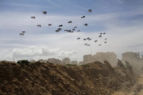 Показательный сброс воздушной помощи; с неба Газы льётся смерть!