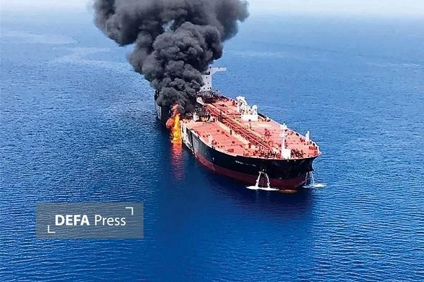 КСИР: Нефтеперевозчик «Атена Нова», принадлежащий союзникам США, продолжает гореть в Ормузском проливе после атаки двух беспилотников.