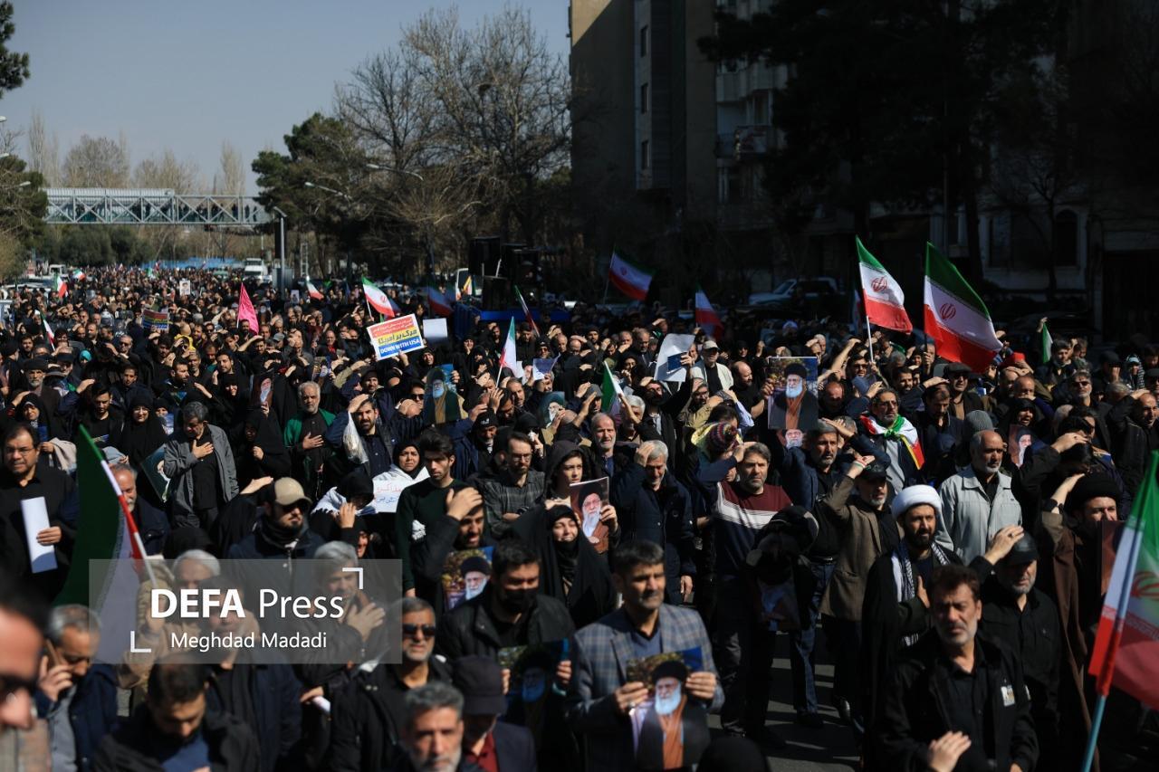 Митинг жителей Тегерана после совершения пятничной молитвы / Население настаивает на жестком ответе агрессору