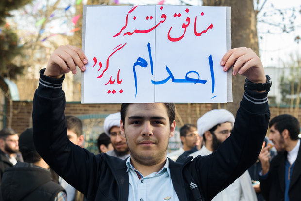 تاکستان میں ایرانی عوام نے بلوائیوں کا راستہ روک دیا/ایرانی عوام کا پیمانہ صبر لبریز