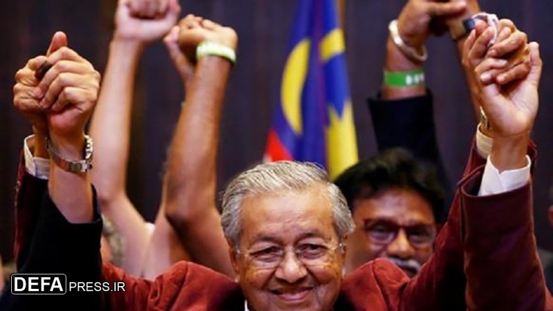 ملائیشیا کے انتخابات میں مہاتیر محمد کامیاب، حامیوں کا جشن