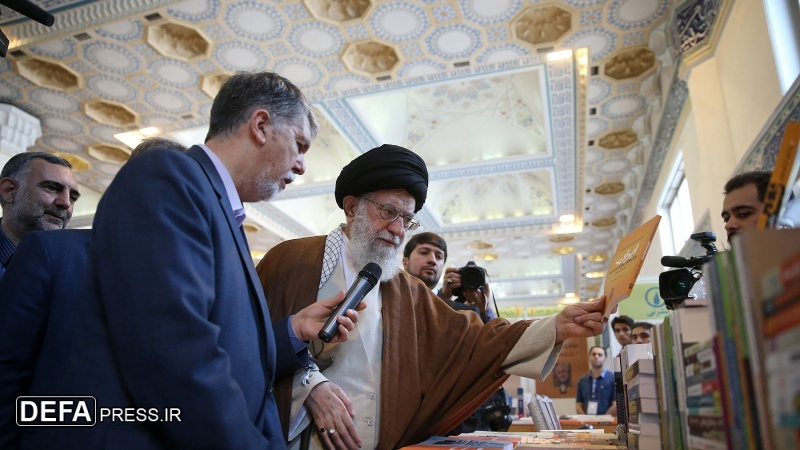 تہران میں کتابوں کی نمائش کا رہبر انقلاب اسلامی کی جانب سے معائنہ