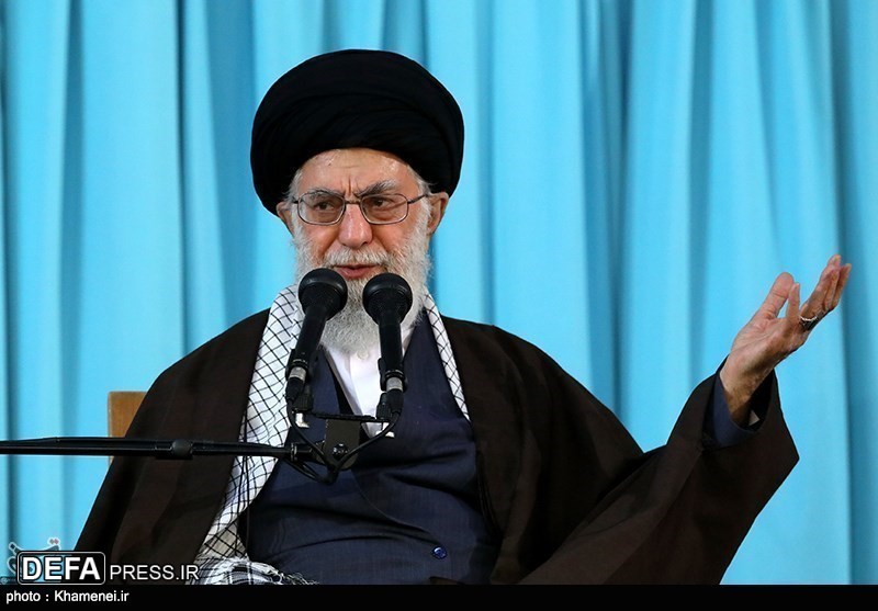 امام خامنہ ای: دشمن جانتا ہے کہ اگر ایک ماریگا تو دس کھائیگا/ جھوٹ ہے جو کہتے ہیں کہ ایٹمی معاہدہ معیوب نہ ہو تو جنگ ہوگی