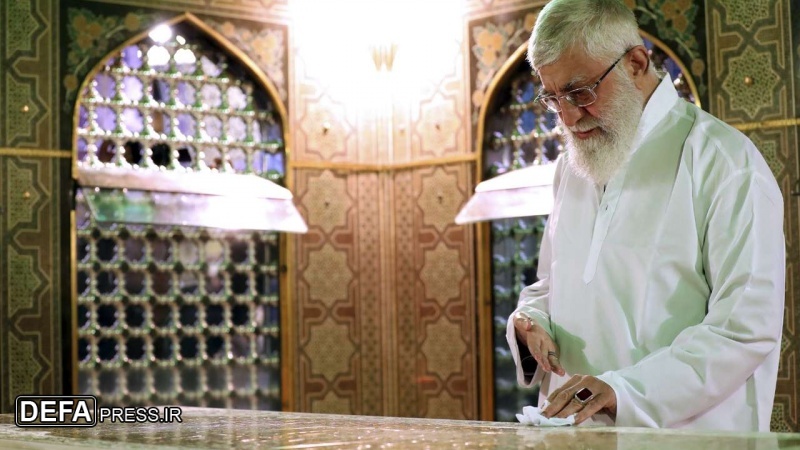 رہبر انقلاب اسلامی کی جانب سےحضرت امام رضا (ع)کی ضریح مطہر کی غبار روبی