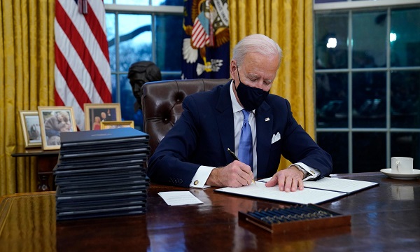 امریکی صدر جوبائیڈن نے پہلے دن سابق صدرٹرمپ کی مسلم ممالک پر عائد سفری پابندیوں کو ختم کردیا